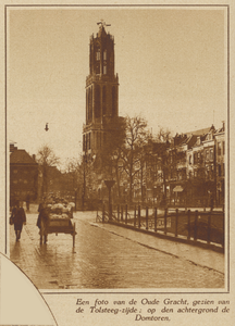 871843 Gezicht over de westzijde van de Oudegracht te Utrecht, ter hoogte van de Hamburgerbrug; op de achtergrond de ...